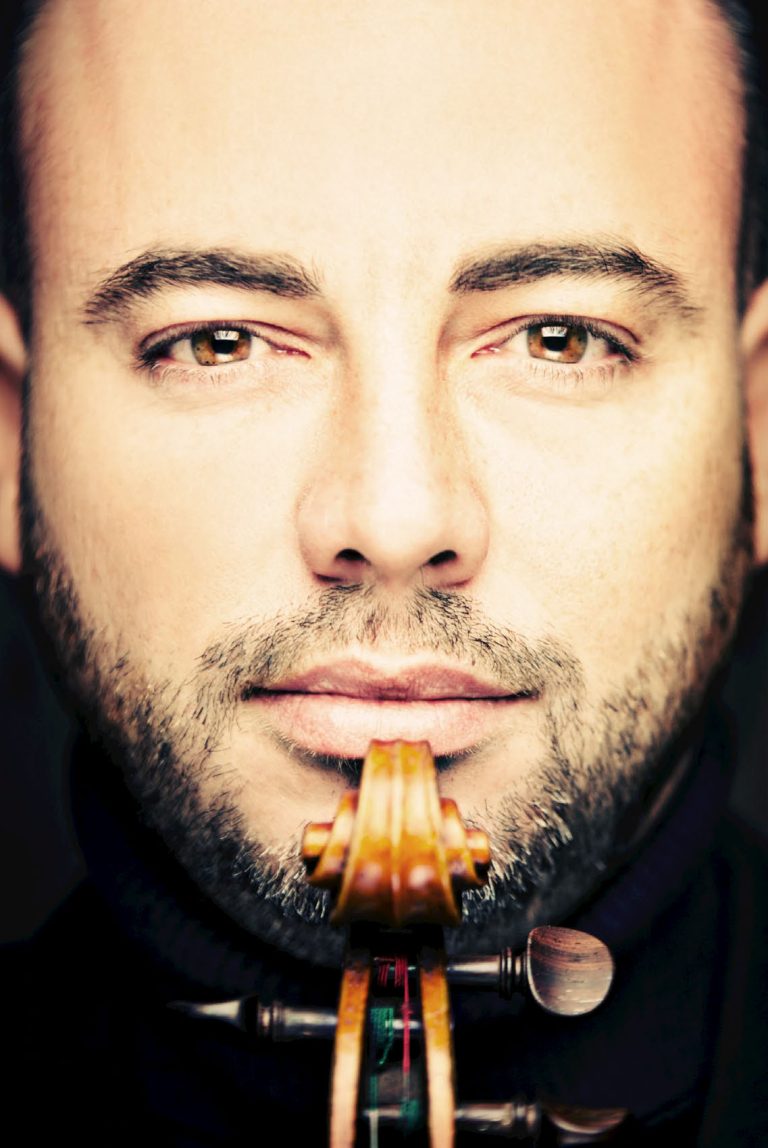 Aitor Hevia en concierto, violinista invitado en eventos de música clásica organizados por Xenox Producciones en Canarias.