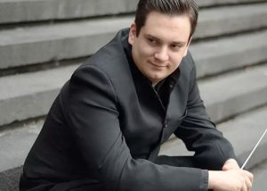 Iván López Reynoso dirigiendo en Costa Adeje Classics, festival de música clásica organizado por Xenox Producciones en Tenerife.