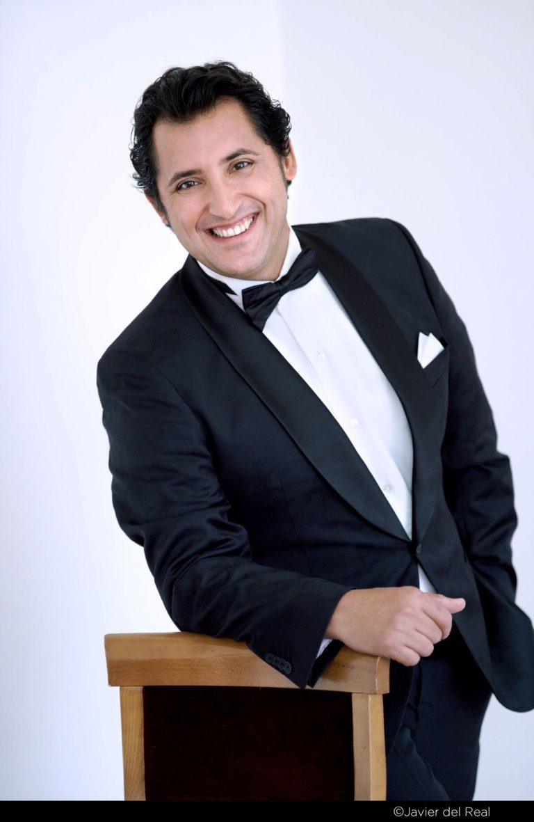 Jorge de León, tenor canario, en concierto dentro de un evento de música y cultura producido por Xenox Producciones en Tenerife.