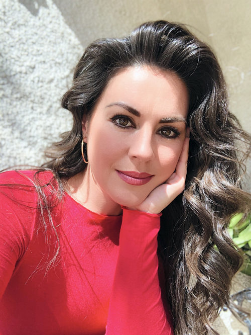 Rocío Ignacio en concierto, participación destacada en un evento de música y cultura producido por Xenox Producciones en Canarias.